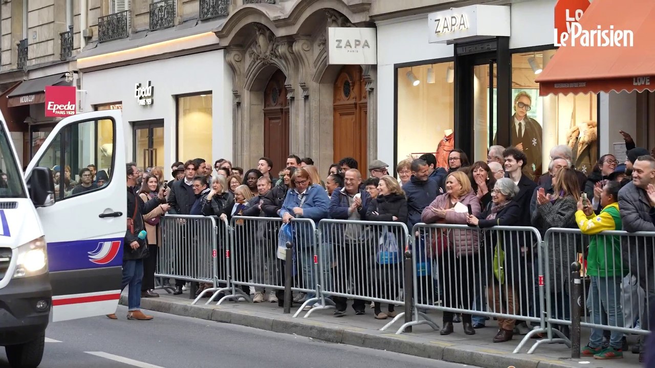 En dédicace, Nicolas Sarkozy accueilli par des centaines de fans... et des Femen