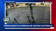 Paracaídista aterriza en centro histórico