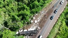 Óleo é derramado na PR-323, entre Umuarama e Perobal, após tombamento de carreta