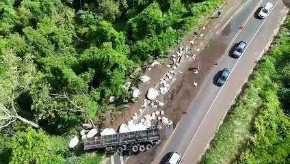 Óleo é derramado na PR-323, entre Umuarama e Perobal, após tombamento de carreta