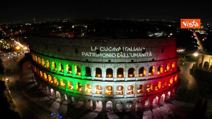 Colosseo illuminato per riconoscimento Cucina Italiana come Patrimonio Unesco, le immagini dal drone