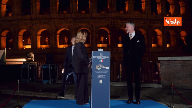Colosseo illuminato col tricolore per riconoscimento Cucina Italiana come Patrimonio Unesco