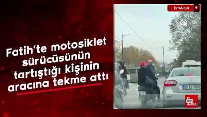 İstanbul'da motosiklet sürücüsünün tartıştığı kişinin aracına tekme atması kamerada