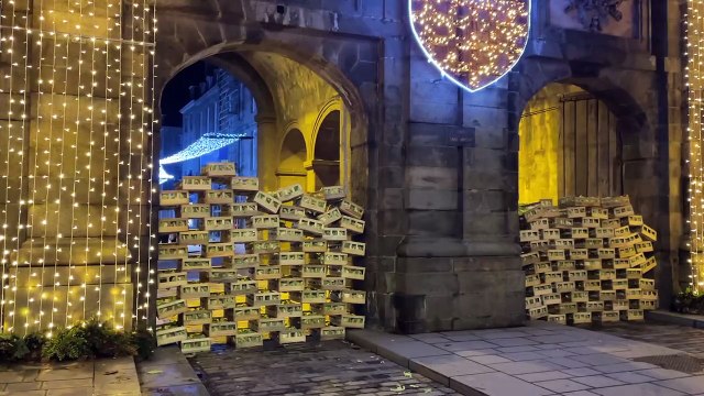 Des cagettes de choux-fleurs sous la porte Saint-Vincent à Saint-Malo