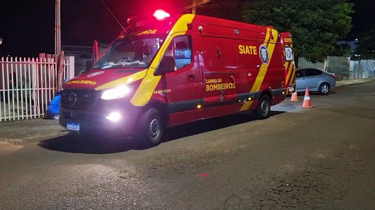 Carro colide contra moto ocupada por casal e fo...