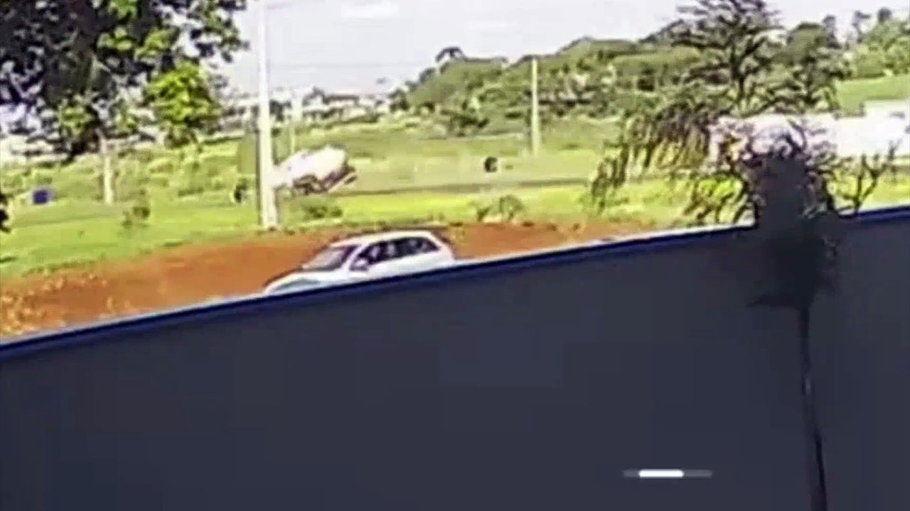 Câmera flagra momento em que caminhão capota e pega fogo em Arapongas