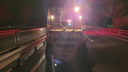 지게차 들이받고 뒤집힌 차, 달리던 차에 '쾅...2명 사상 / YTN