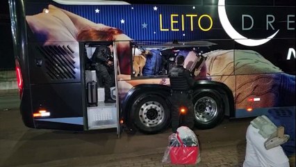 PRF realiza operação de fiscalização em ônibus de linha na BR-277, em Cascavel