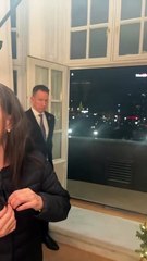 María Corina Machado saúda multidão de venezuelanos logo depois de chegar a Oslo