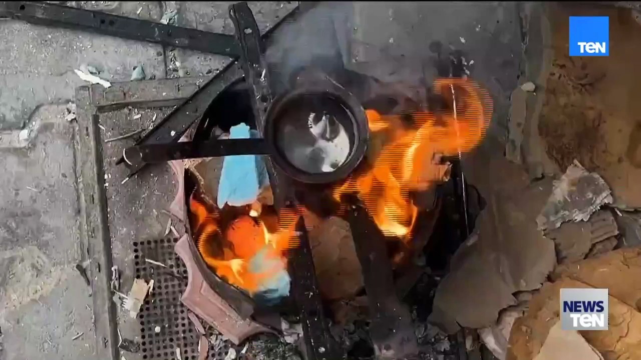 نازحو غزة يلجأون إلى الحطب لطهو الطعام والتدفئة