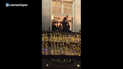 La opositora venezolana María Corina Machado saluda en Oslo a sus seguidores