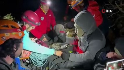 Adana’da dağda mahsur kalan 3 genç saatler sonra AFAD ve JAK tarafından kurtarıldı