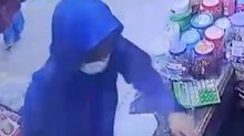 'मास्क गर्ल' ने की दुकान में चोरी, सामने आया Video