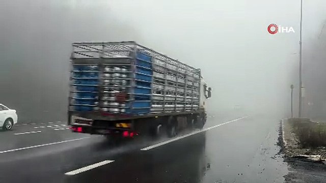 Bolu Dağı’nda yoğun sis ve sağanak! Görüş mesafesi 30 metreye düştü