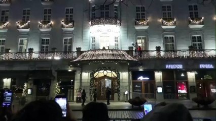 Après des mois cachée, la Vénézuélienne María Corina Machado, prix Nobel, salue la foule à Oslo