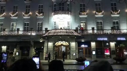 Tras meses oculta, la premio Nobel venezolana María Corina Machado saluda a la multitud en Oslo