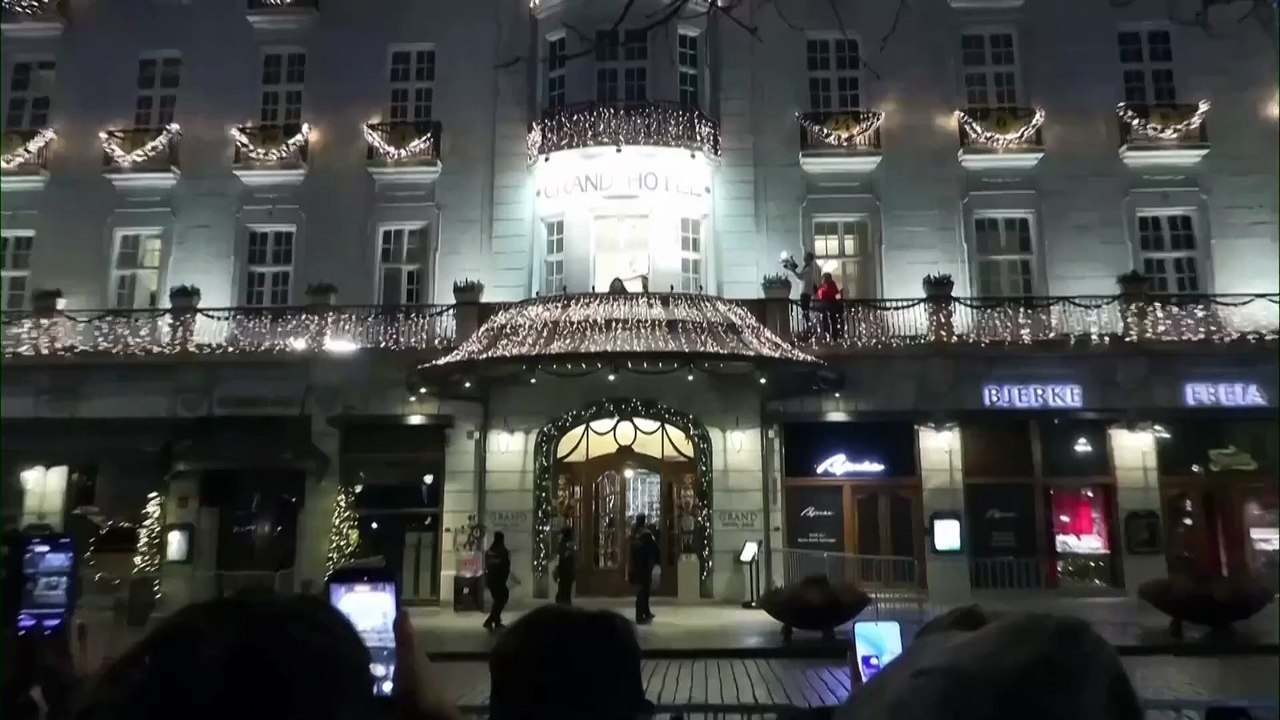 Tras meses oculta, la premio Nobel venezolana María Corina Machado saluda a la multitud en Oslo