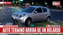 Auto perdió el control y terminó destrozado al impactar contra un bolardo