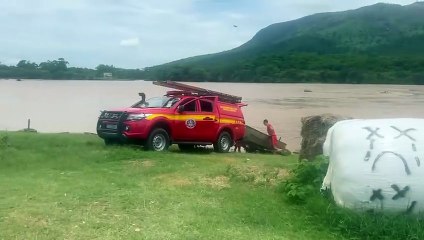 Traficante foge da PM, pula no Rio Doce e acaba resgatado pelos bombeiros