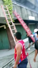 ลุ้นระทึก ! เจ้าของโยนสุนัขออกจากตึกที่เพลิงกำลังลุกไหม้ นาทีนี้ลูกต้องรอด