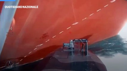 Droni marini ucraini contro la petroliera russa: l'esplosione