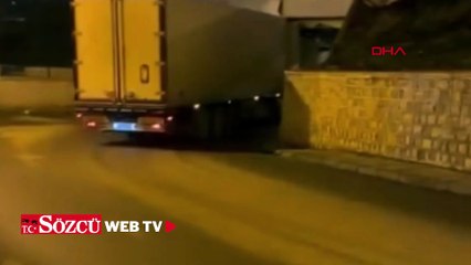 Nusaybin’de TIR, köprü altına sıkıştı