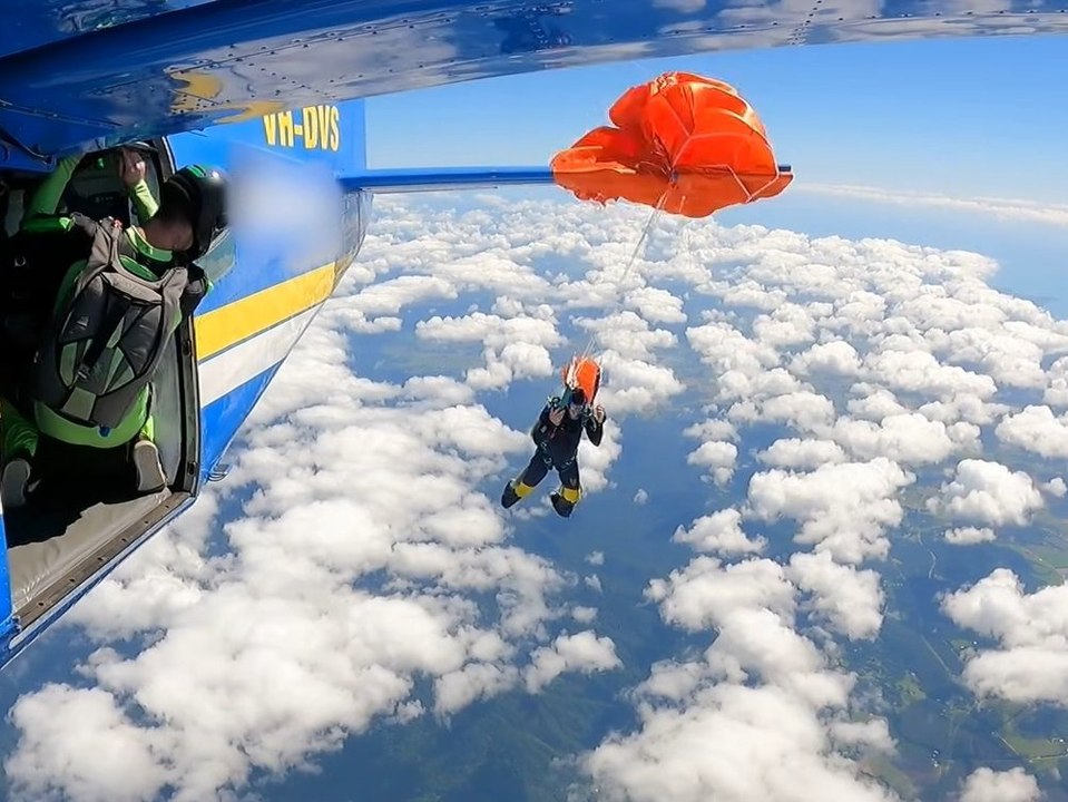 Fallschirmspringer baumelt in 4.500 Metern Höhe an Flugzeug