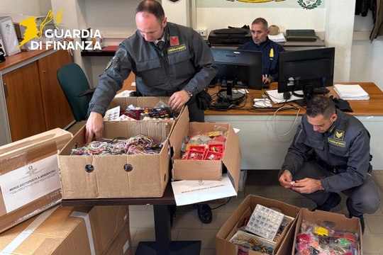 Lucca - Sequestrati in Versilia oltre mezzo milione di prodotti non sicuri (11.12.25)