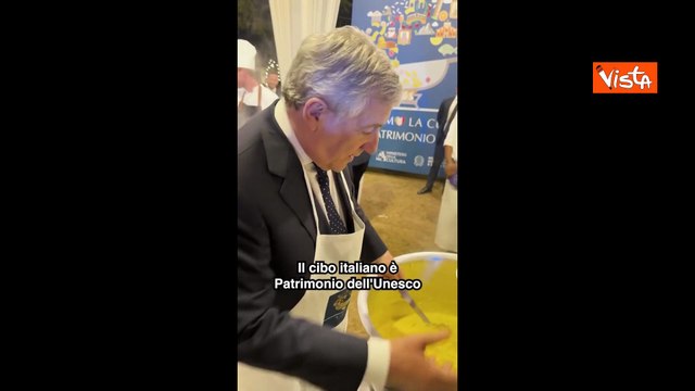 Tajani serve il risotto a festa Ambasciata Nuova Delhi per cucina italiana patrimonio Unesco