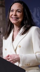 Machado dedica su Nobel a las madres venezolanas con hijos en el exilio: "Se lo voy a llevar"