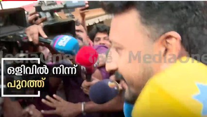 'രാഹുലേ... വോട്ട് ചെയ്തിട്ട് സംസാരിക്കോ...?' രാഹുൽ മാങ്കൂട്ടത്തിൽ വോട്ട് ചെയ്യാനെത്തി