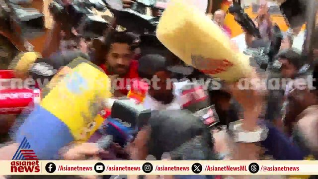 രാഹുൽ മാങ്കൂട്ടത്തിൽ വോട്ട് ചെയ്യാനെത്തി; പൂവൻ കോഴിയും തൊട്ടിലും കൂവലുമായി എതിർ പാർട്ടികൾ