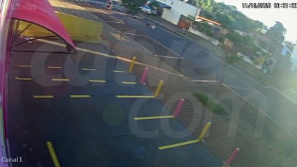 Câmera flagra acidente que matou cachorro e deixou motociclista feridos no bairro Floresta