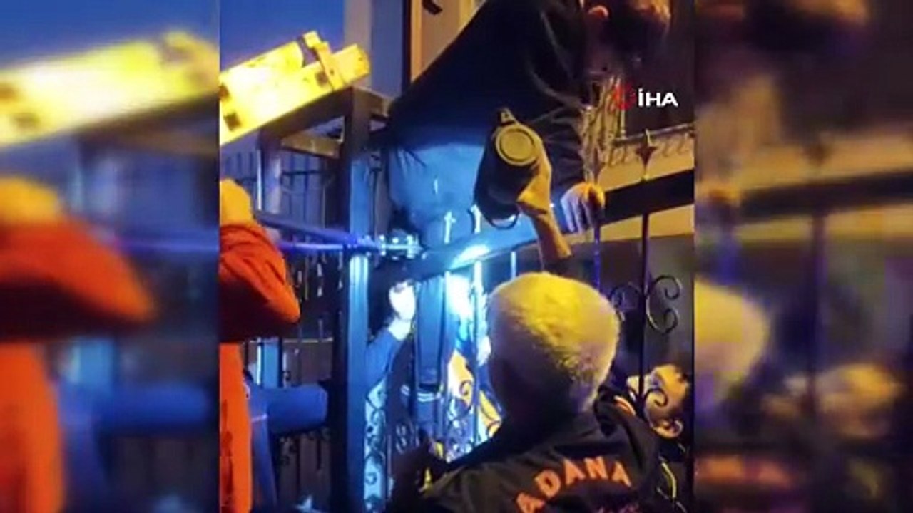 Küçük çocuğun bacağına demir korkuluk saplandı