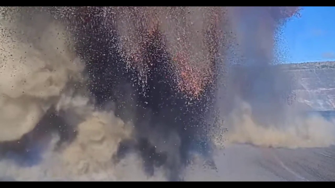 L'eruzione del vulcano Kilauea sorprende la squadra al lavoro sul bordo del cratere: la colonna di lava distrugge la telecamera