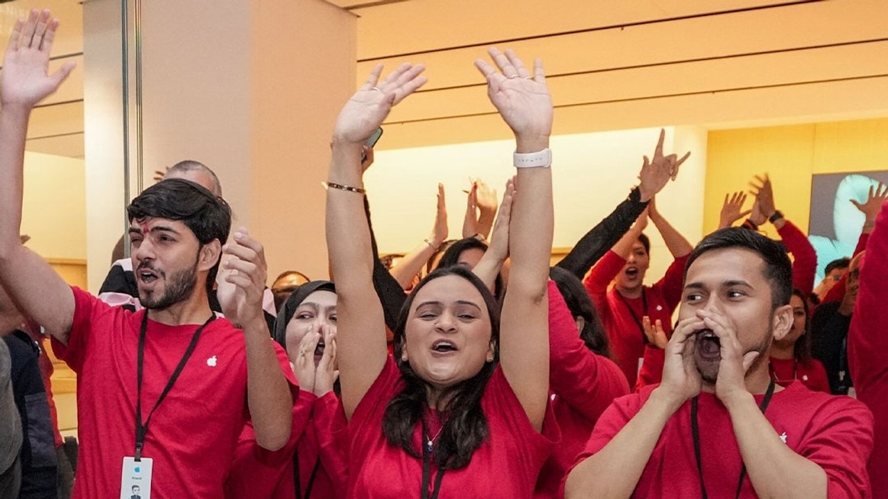 Noida में खुला पहला Apple Store, कितना है किराया?