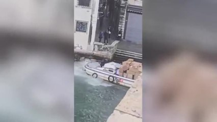 Il video della donna che ruba una barca e finisce contro la riva davanti al ponte di Rialto a Venezia