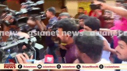 ഒളിവ് ജീവിതം അവസാനിപ്പിച്ചു; നേതൃ ത്വത്തിൽ നിന്ന് പുറത്തായിട്ടും രാഹുലിനൊപ്പം പ്രവർത്തകർ