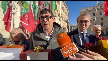 Manovra, flash mob Avs con pacchi Natale vuoti: Meloni sblocchi stipendi