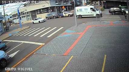 Vídeo mostra engavetamento entre três veículos na Rua Barão do Cerro Azul