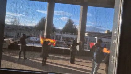 Jóvenes de la izquierda abertzale queman banderas de España y Francia en la Universidad