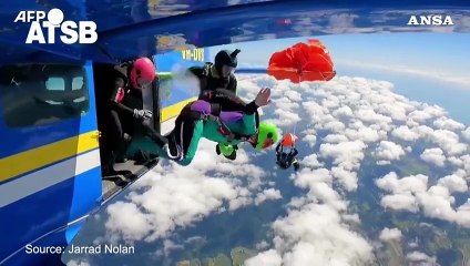 Australia, salvo per miracolo un paracadutista impigliato sull'aereo