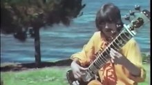 Ravi Shankar enseña a George Harrison a tocar el sitar en 1968 (Rishikesh, India, sede central, rareza)