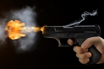 खितौला में गुरुवार को दिन-दहाड़े नकाबपोश बदमाशों ने रेत कारोबारी पर तीन फायर कर दिए