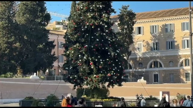 Roma si accende per le feste e aspetta il boom di turisti per Natale