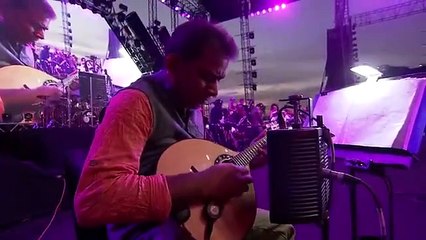 Arijit Singh chante "Janam Janam" en live