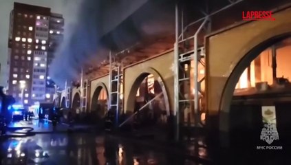 Russia, incendio devasta mercato coperto a San Pietroburgo: le fiamme divampano nella notte
