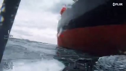 Il video dell'agguato in mare dei droni ucraini alla petroliera della flotta ombra russa: potenti esplosioni nella zona di poppa