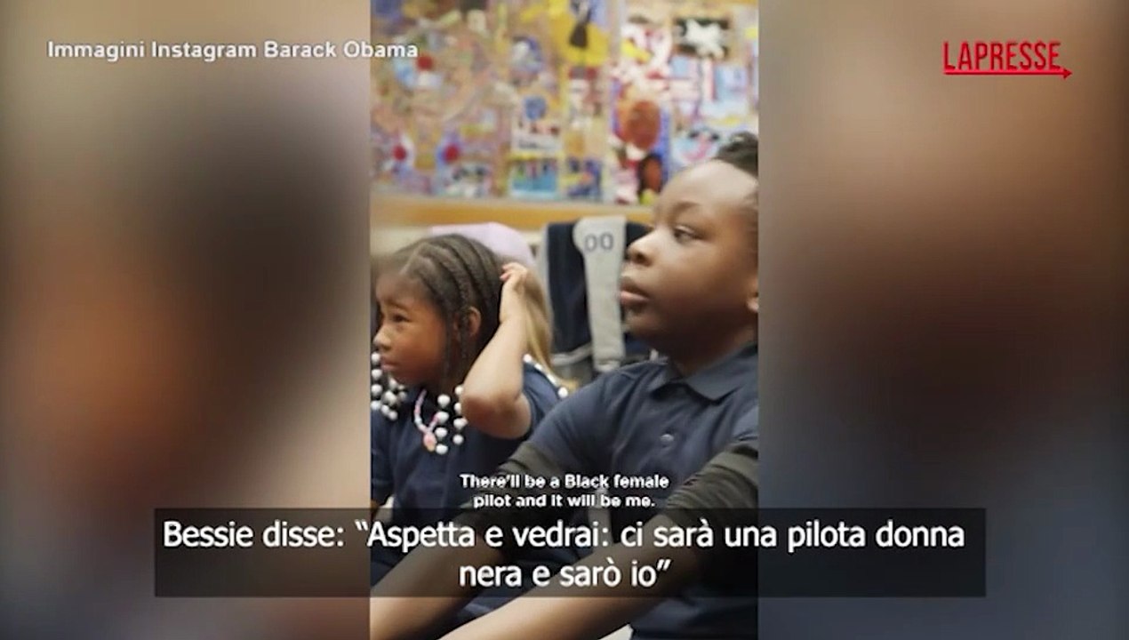 Natale, Obama legge le fiabe ai bambini di una scuola di Chicago