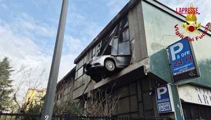 Milano, sbaglia manovra e sfonda garage a 8 metri di altezza: salvo 84enne